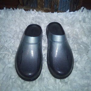NWOB OOFOS OO Recovery Clog Luxe Pixel Platinum Shoes 7M